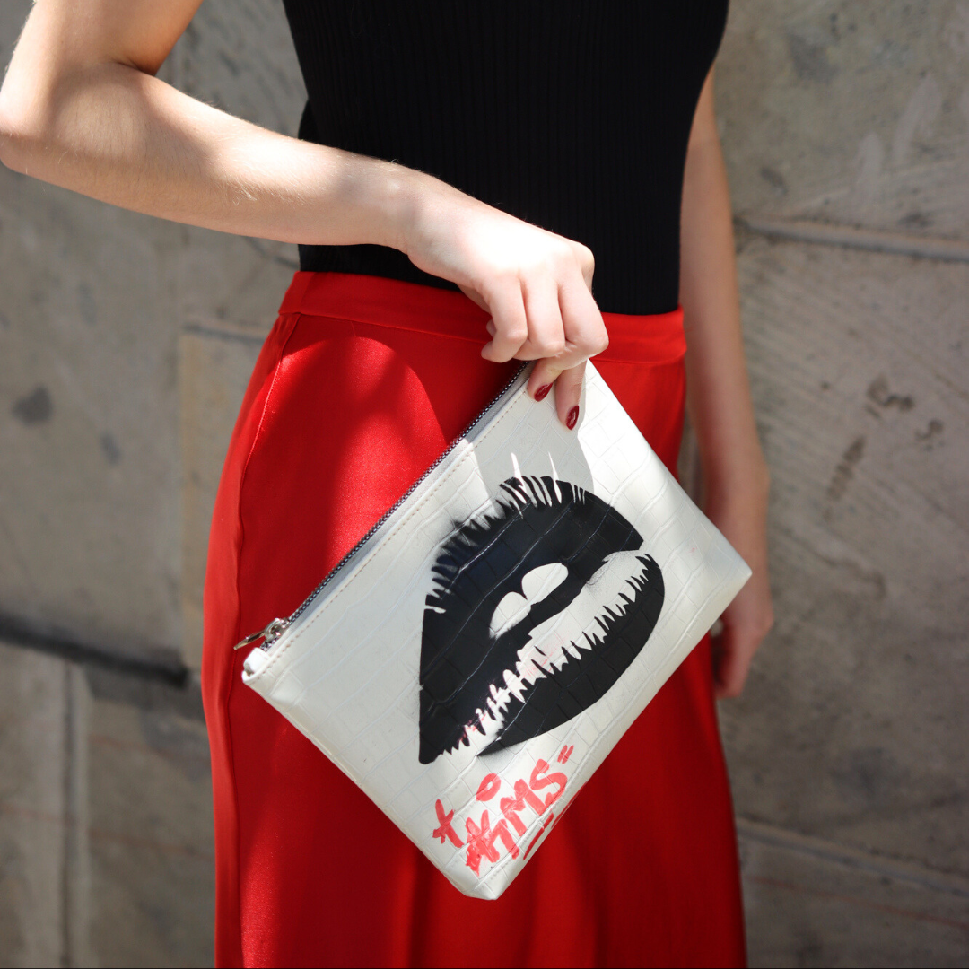 Bolsa Artistica tipo sobre "KISS ME"