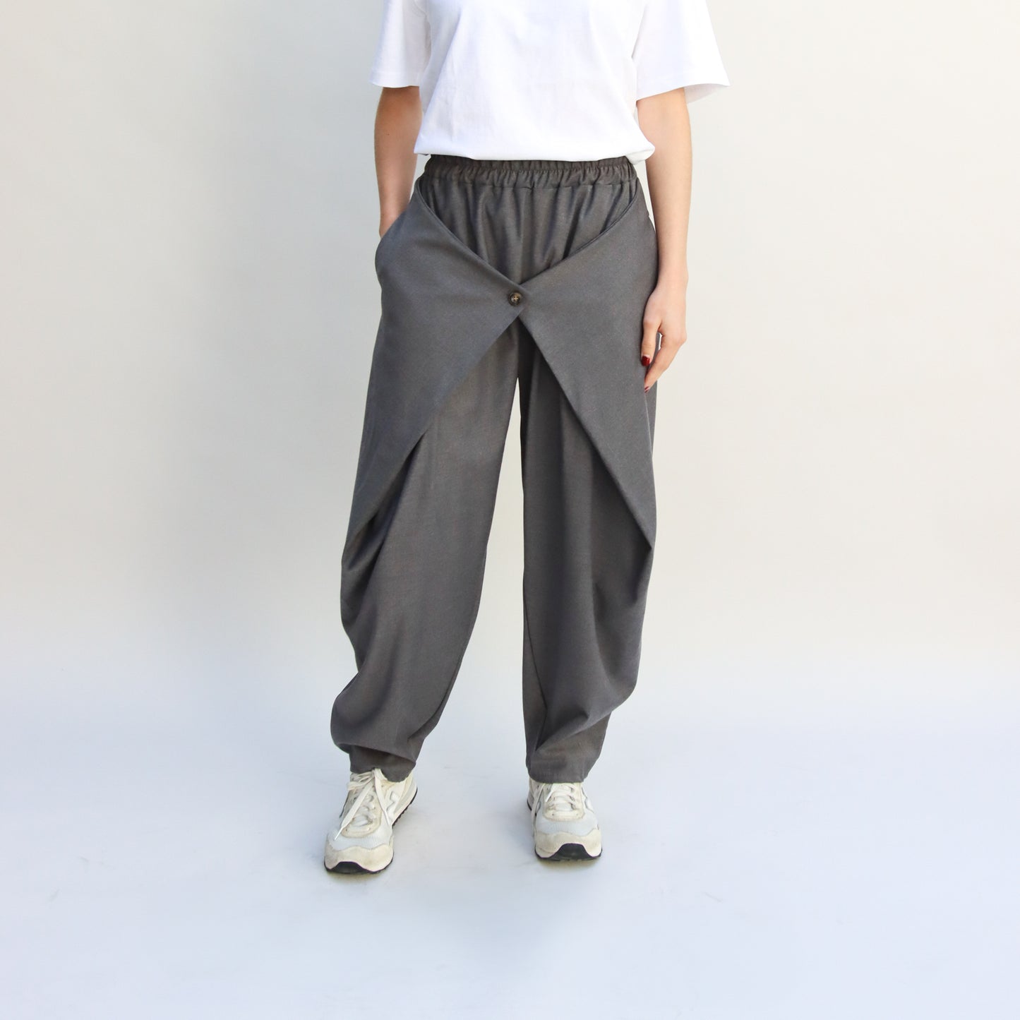 Pantalón Amarre Botón Frente Gris