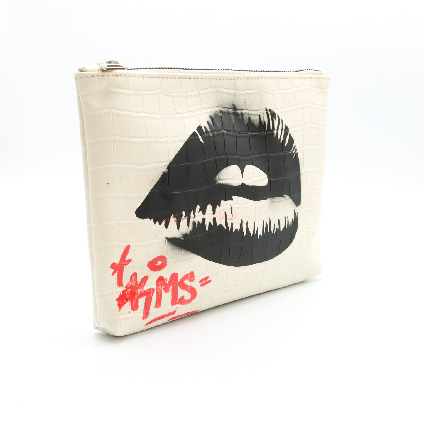 Bolsa Artistica tipo sobre "KISS ME"