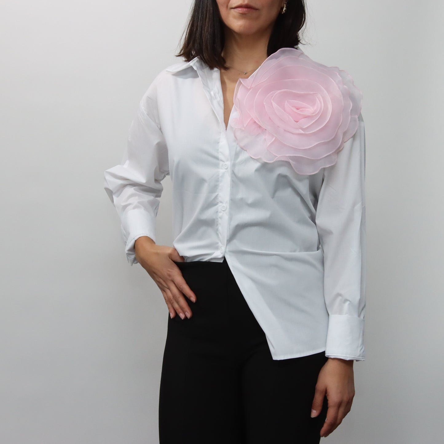 Camisa Blanca con Flor Rosa