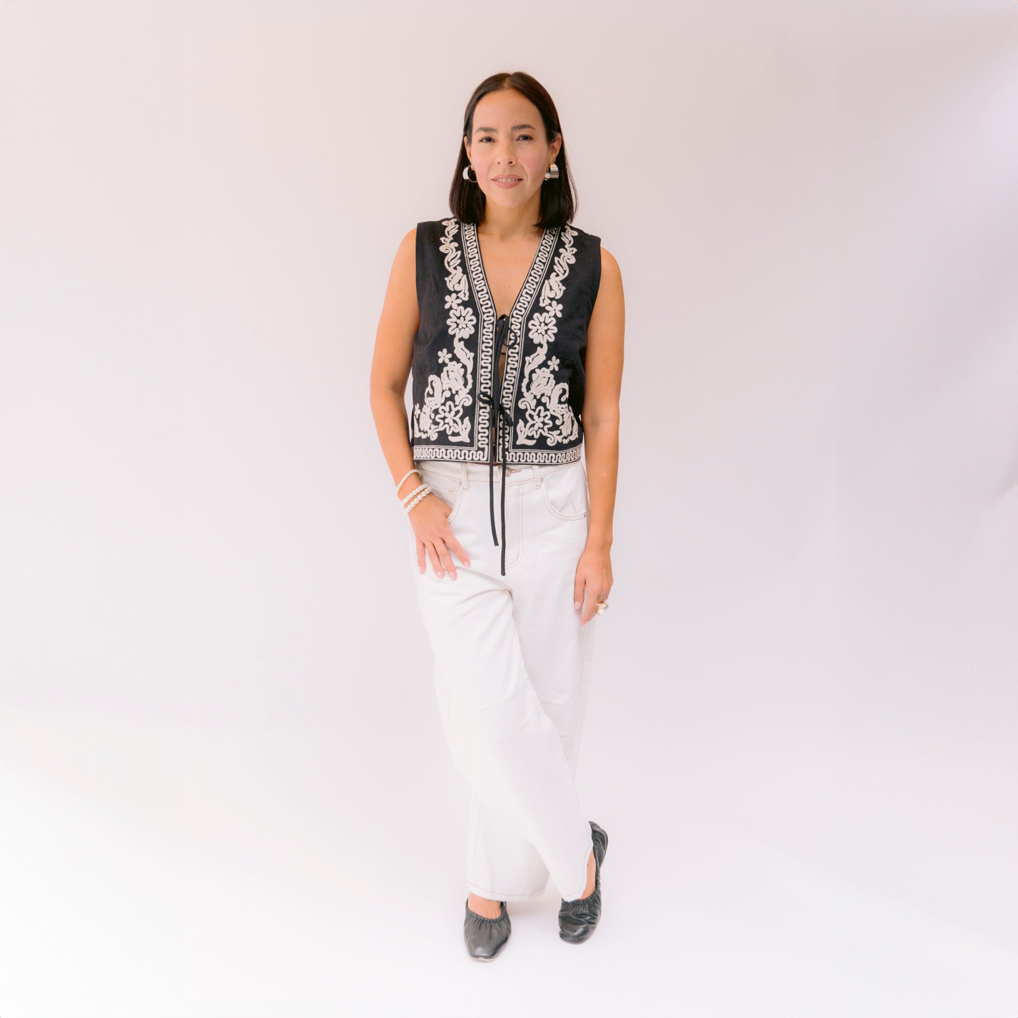 Chaleco Negro con grecas Blancas