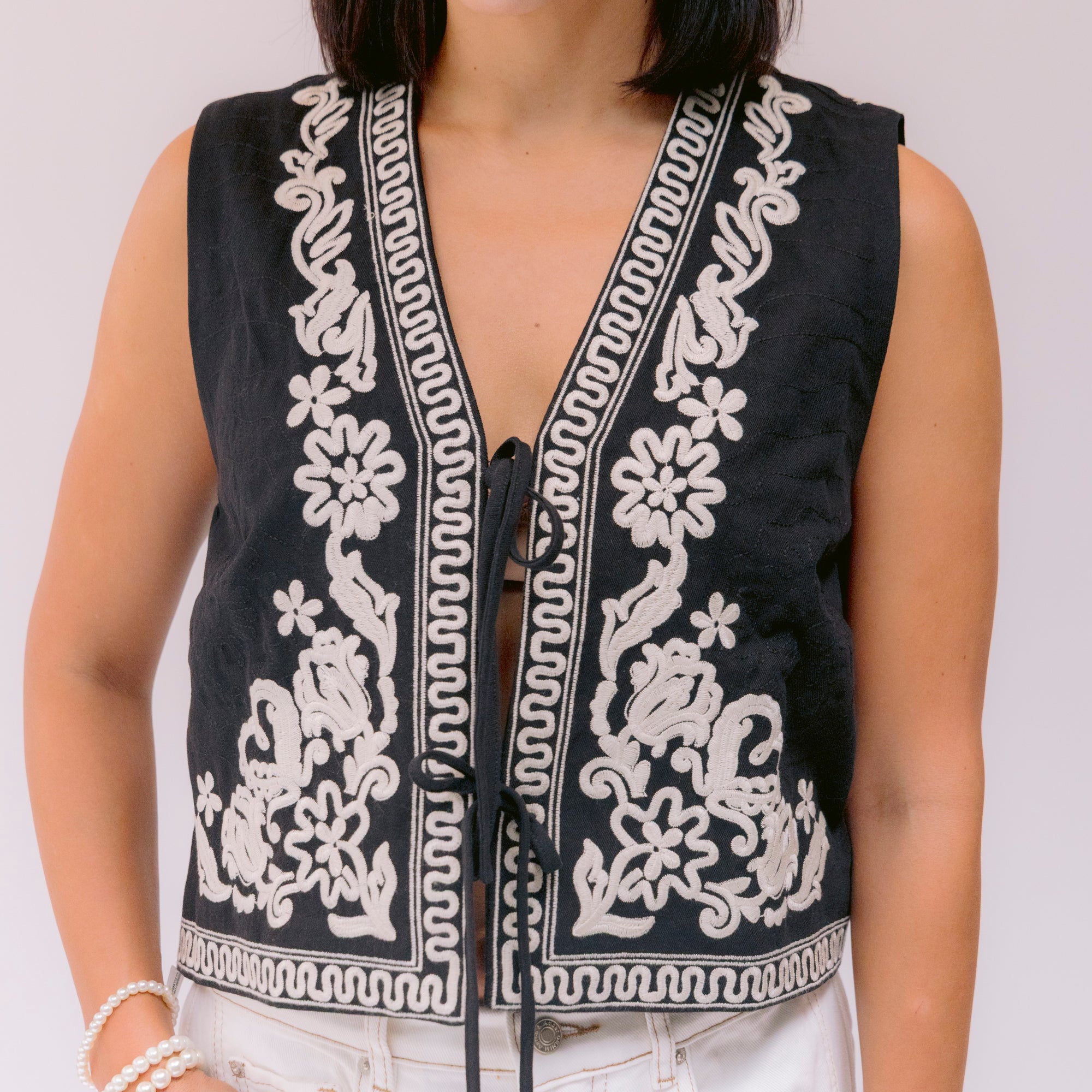 Chaleco Negro con grecas Blancas