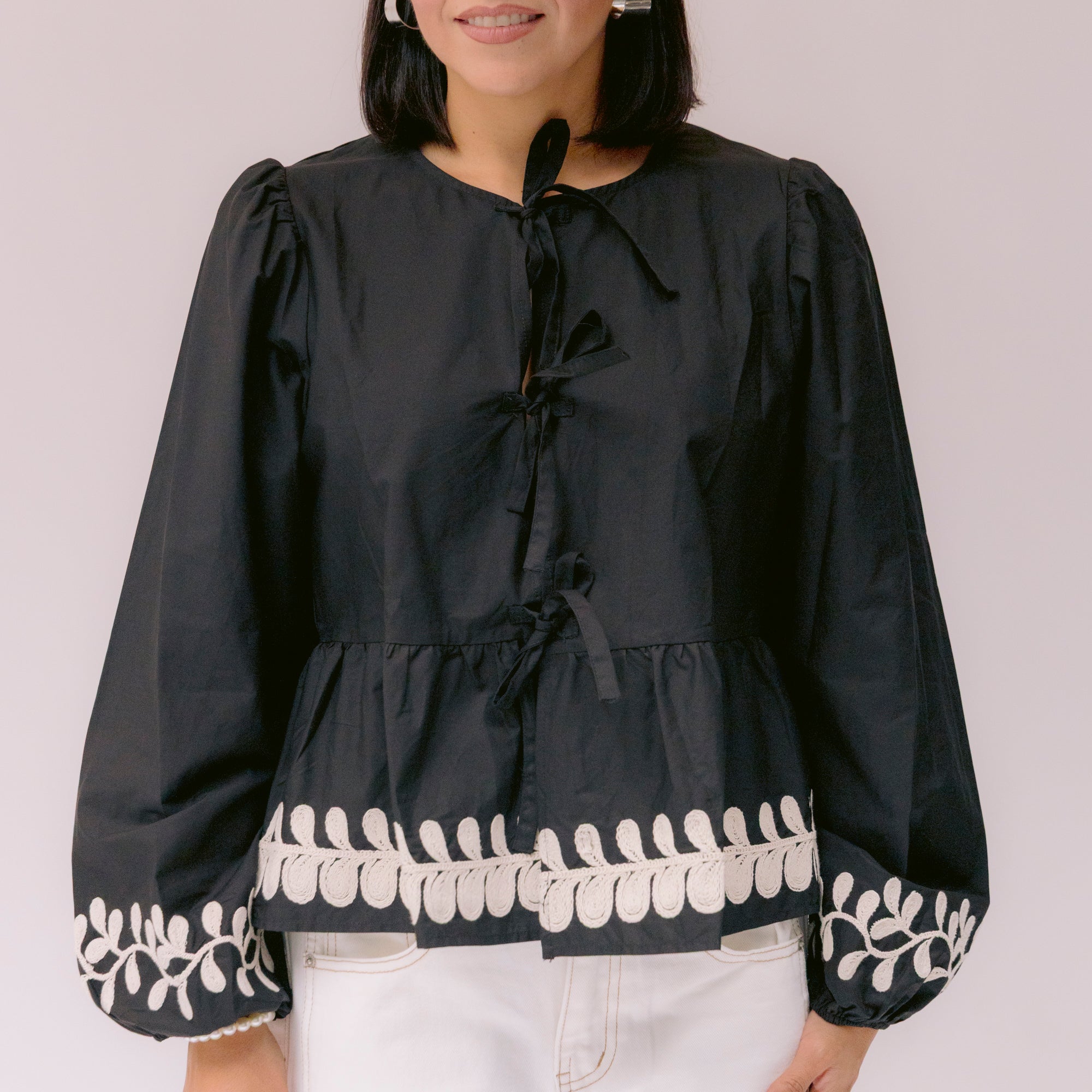 Blusón negro con detalle blanco y lazos