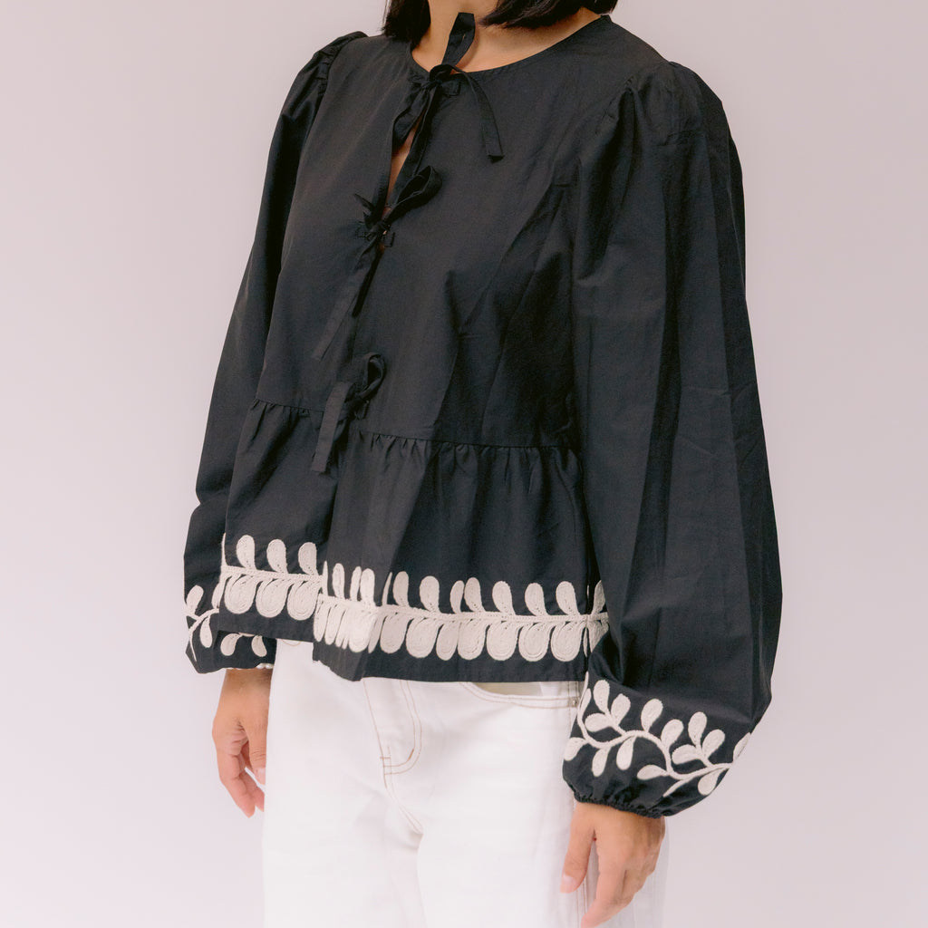 Blusón negro con detalle blanco y lazos