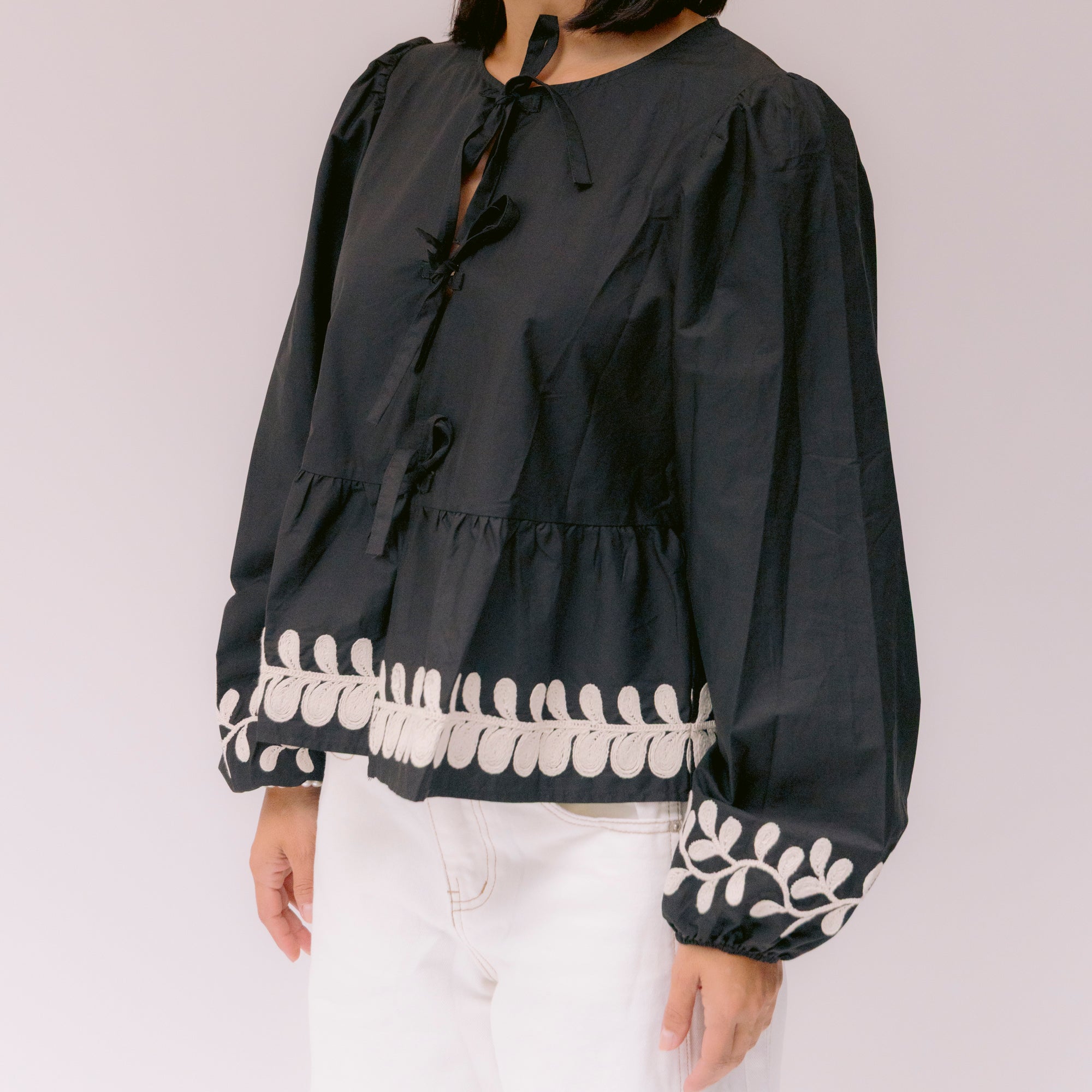 Blusón negro con detalle blanco y lazos