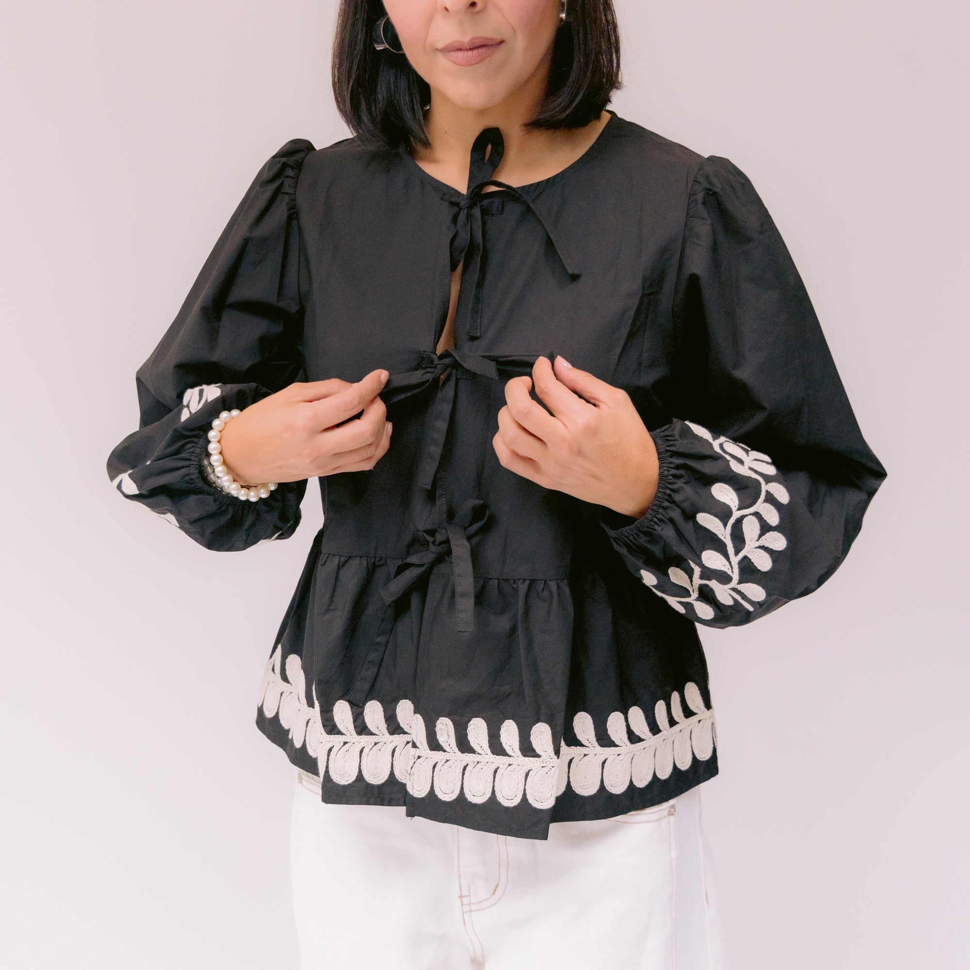 Blusón negro con detalle blanco y lazos