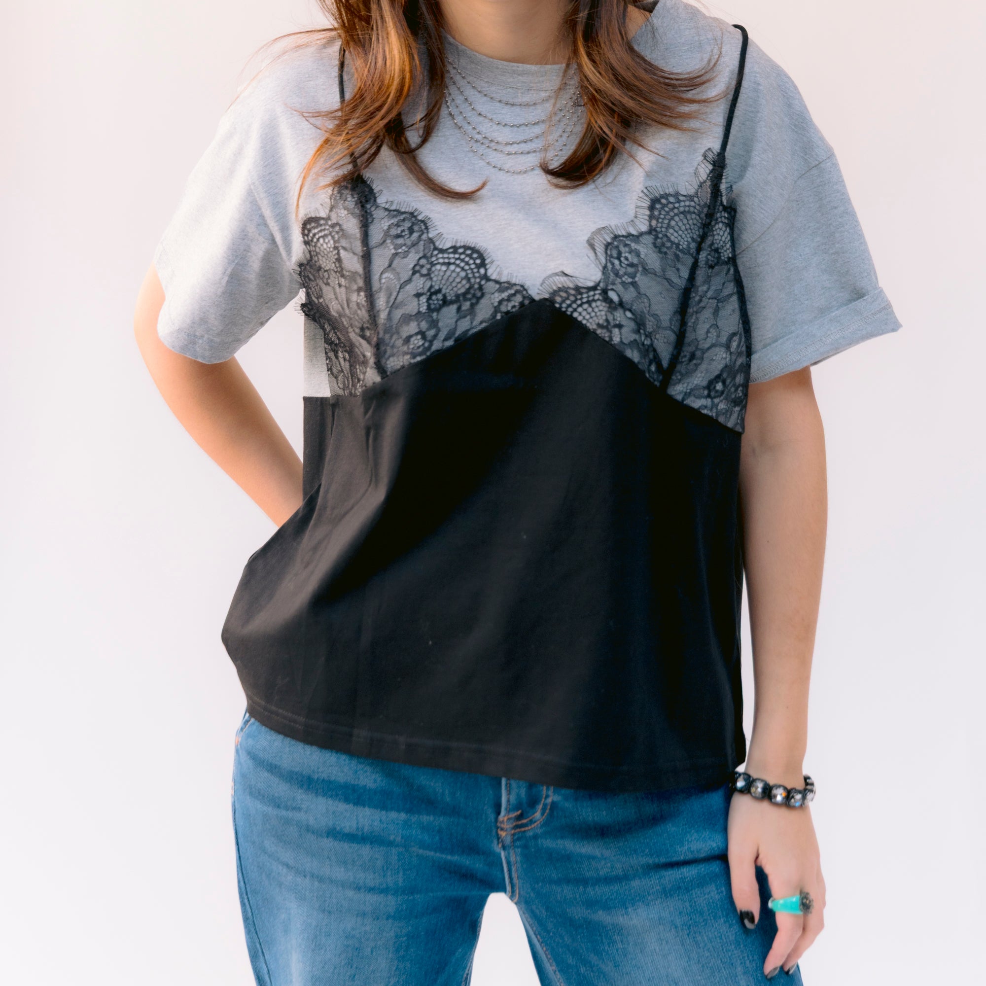Blusa Tee Gris con encaje