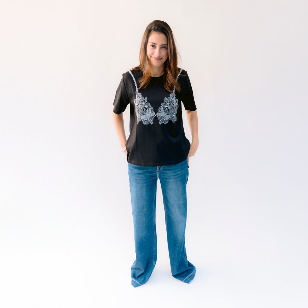 Blusa Tee Negra bordada