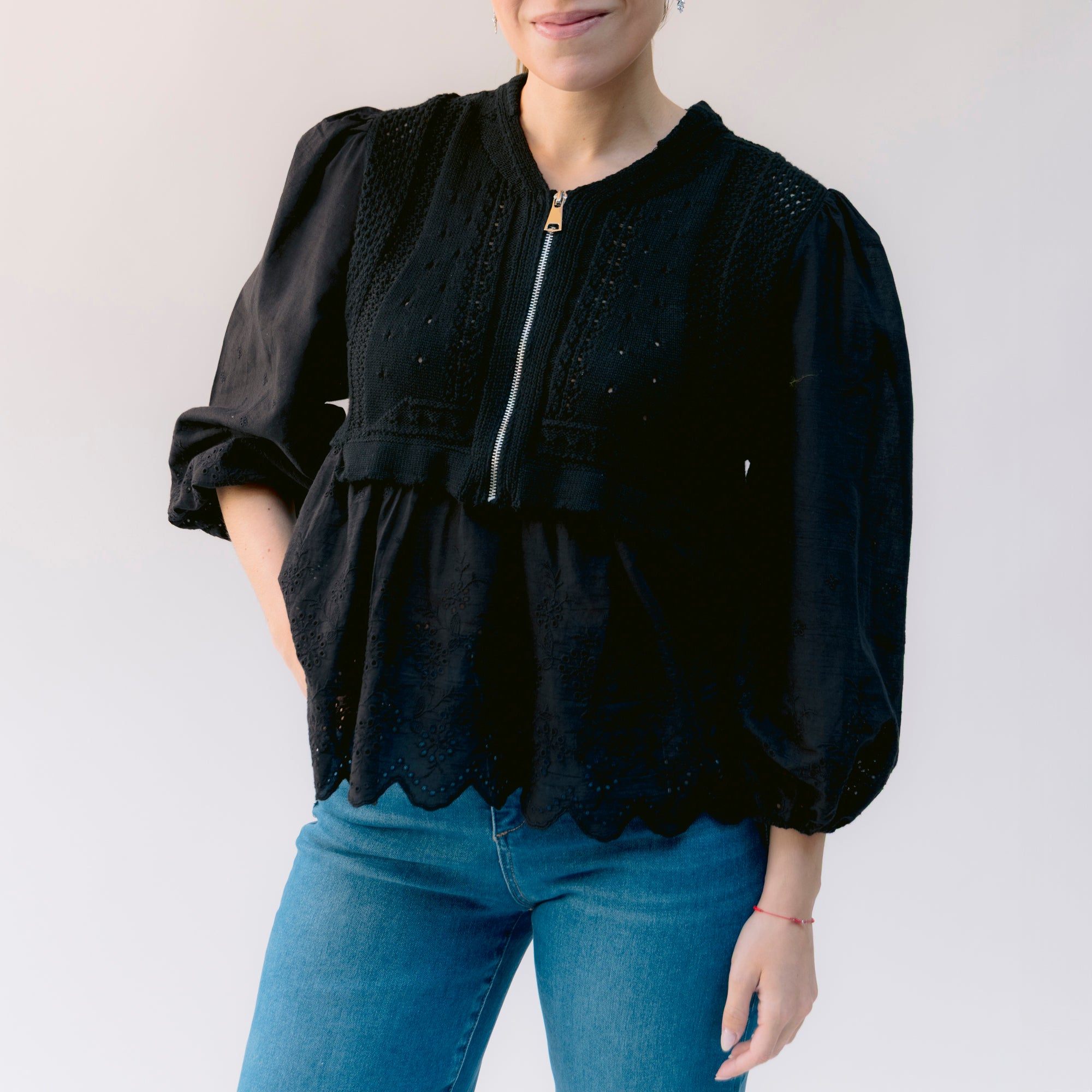 Blusa Negra con Detalles Bordados