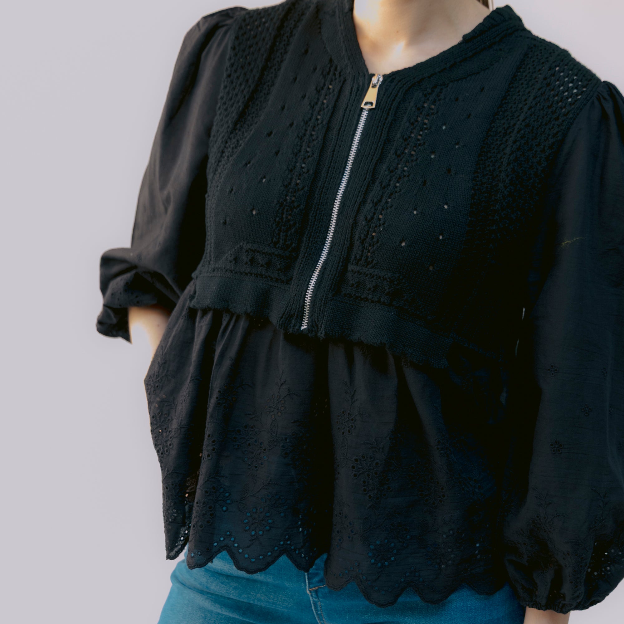 Blusa Negra con Detalles Bordados