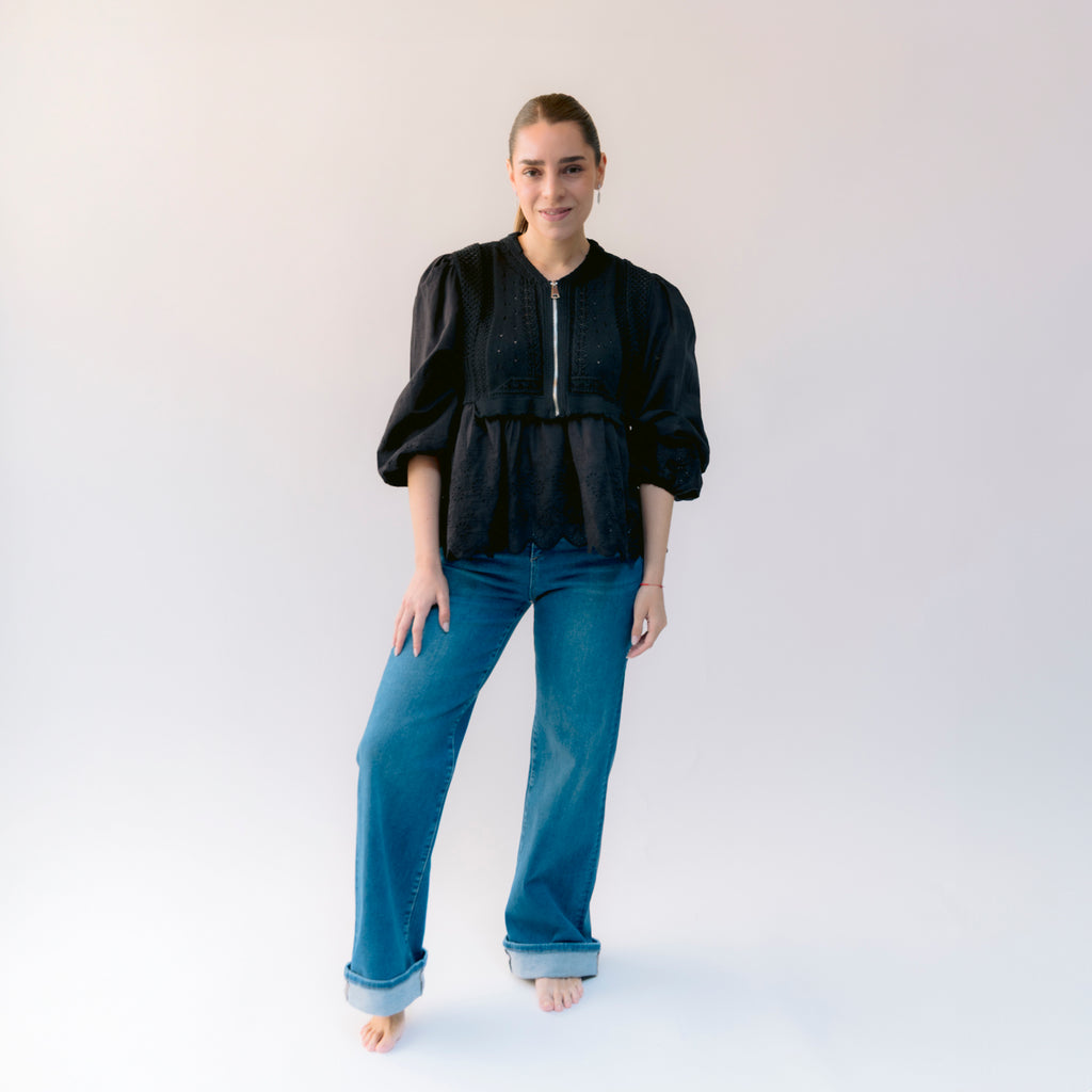 Blusa Negra con Detalles Bordados