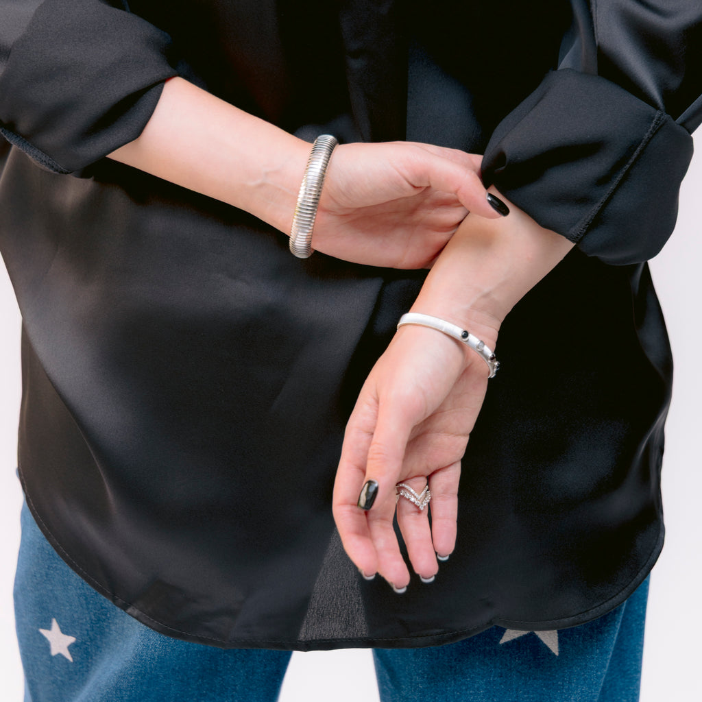 Blusa Satinada manga larga negra