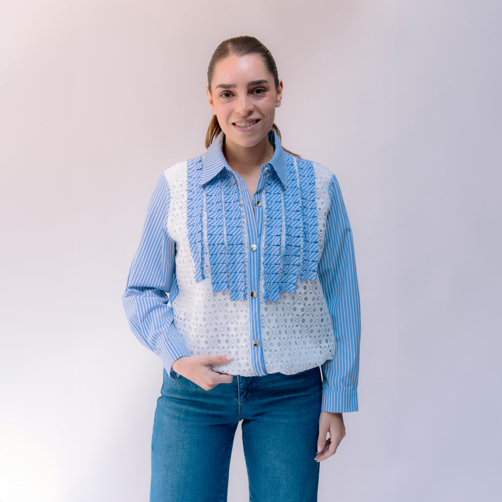 Blusa azul con encaje, detalles y plizados