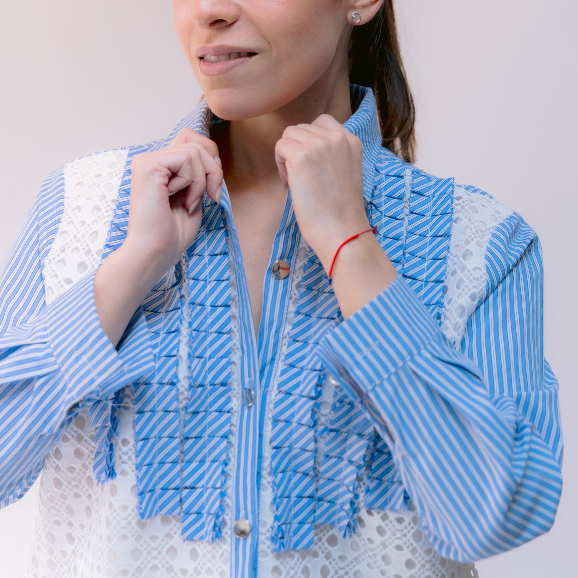 Blusa azul con encaje, detalles y plizados