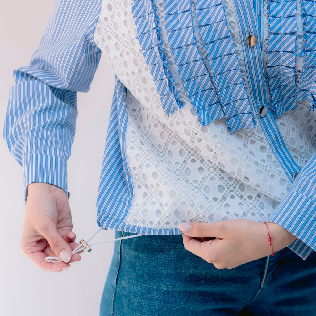 Blusa azul con encaje, detalles y plizados
