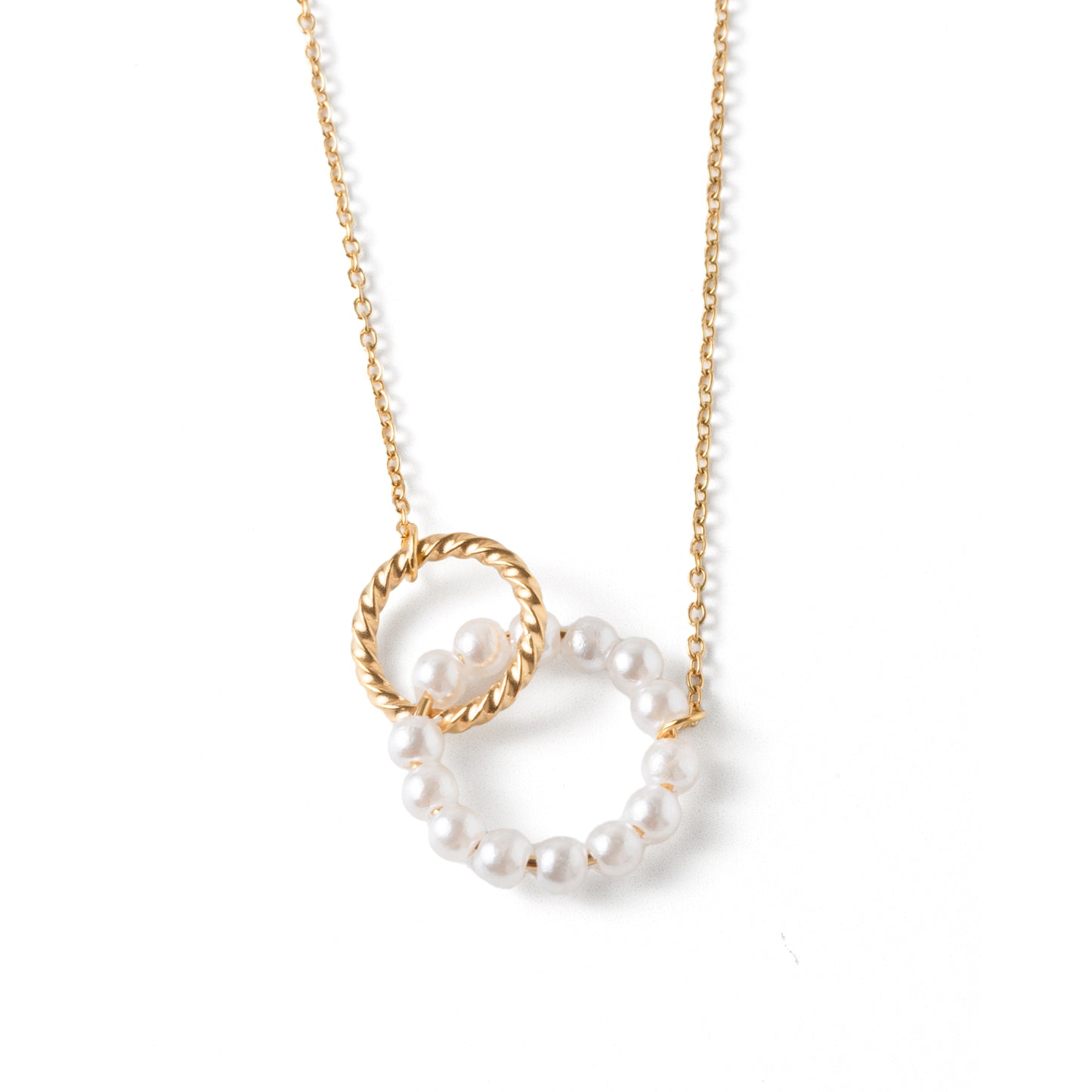 Collar "Elegancia Perleada" ✨: Aro de Perlas y Detalle Dorado