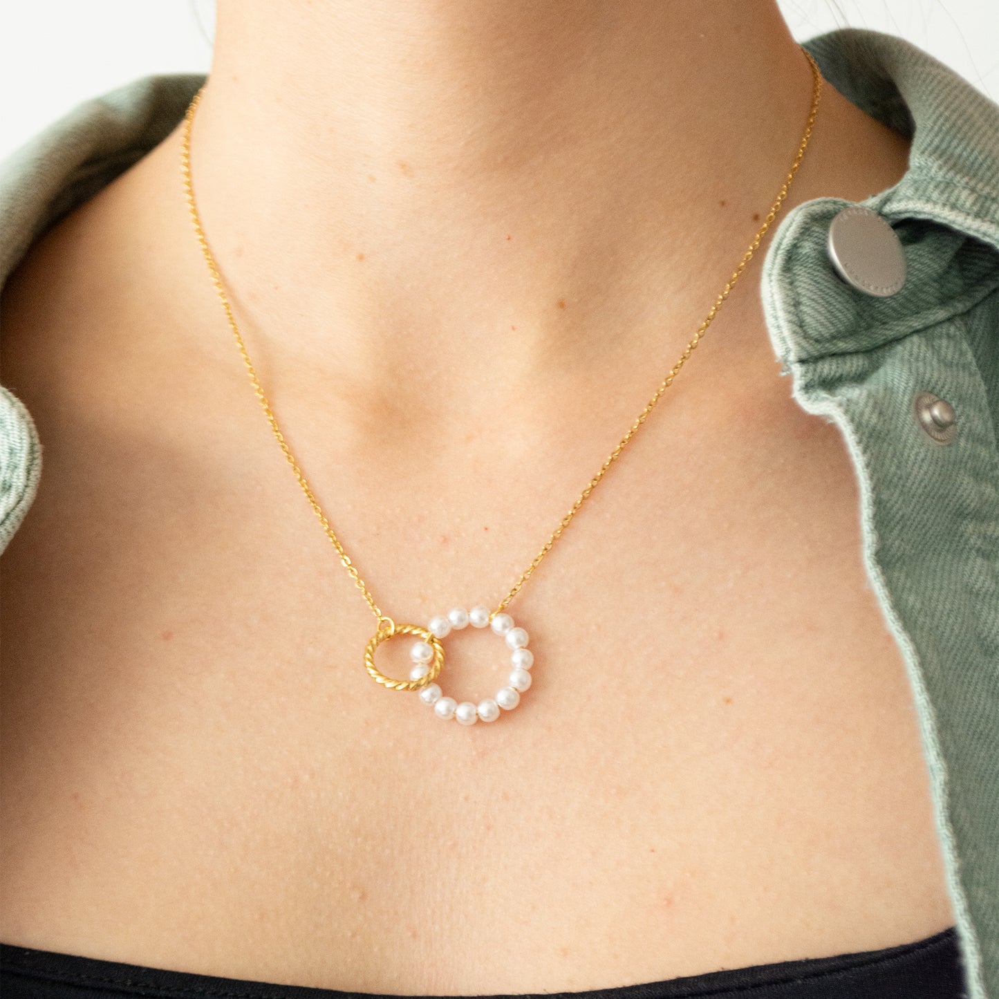 Collar "Elegancia Perleada" ✨: Aro de Perlas y Detalle Dorado