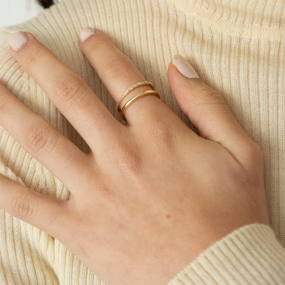 Anillo Dorado con Brillos