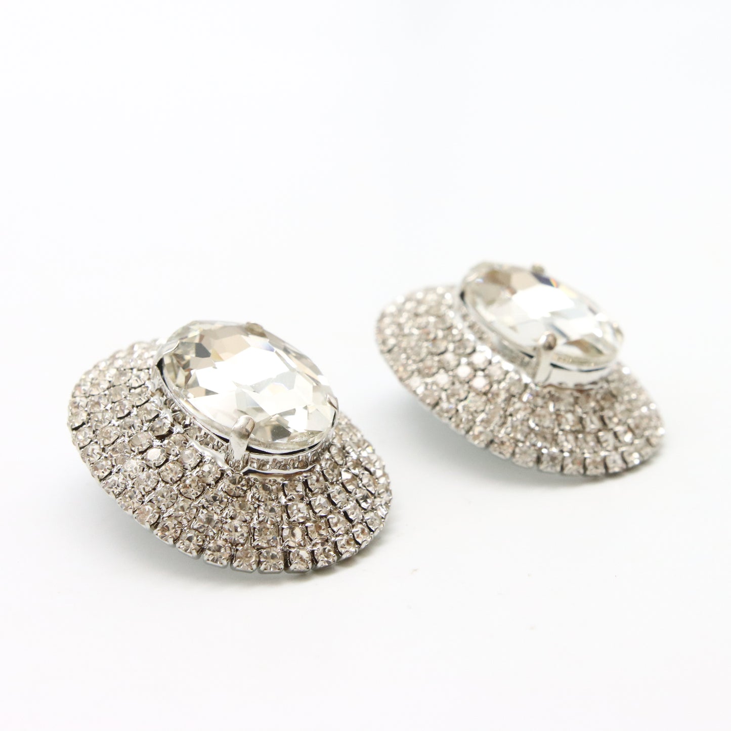Aretes Circulares Brillantes con Baño de Rodio y Centro de Cristal Facetado