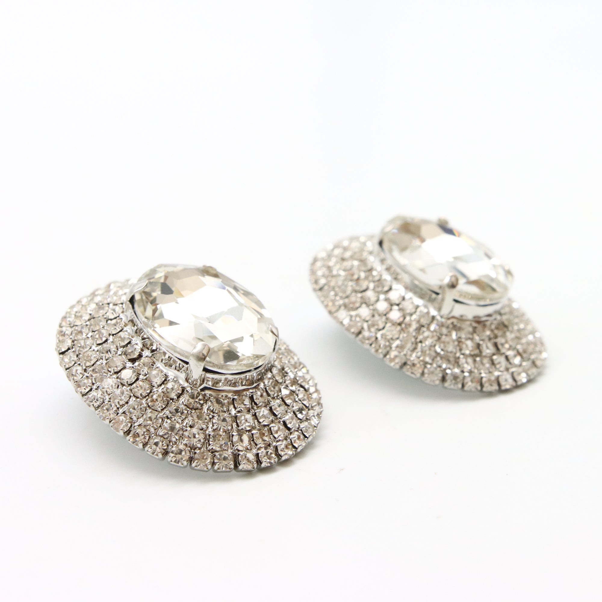 Aretes Circulares Brillantes con Baño de Rodio y Centro de Cristal Facetado