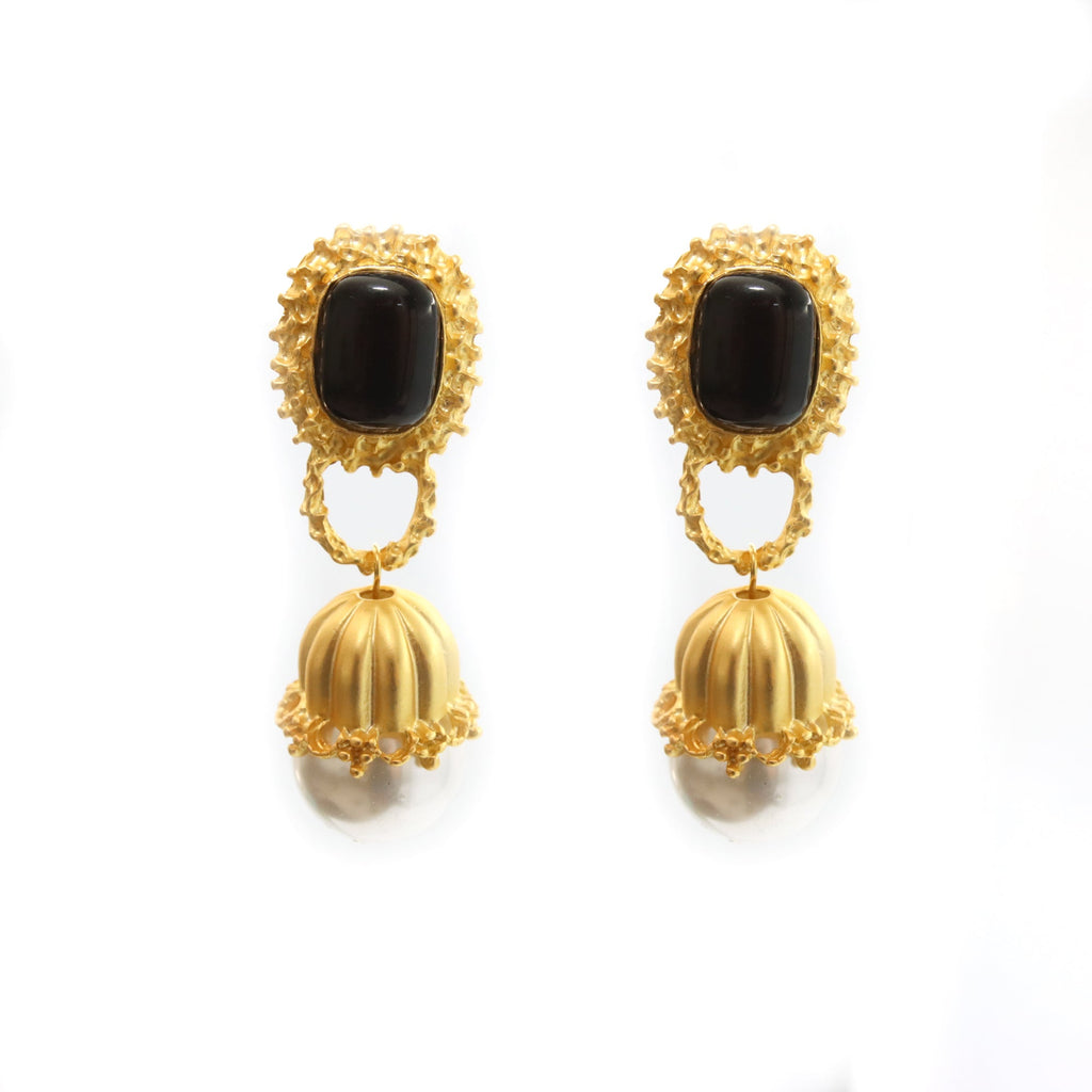 Aretes Majestuosos Piedra Negra y Perla con Marco Dorado