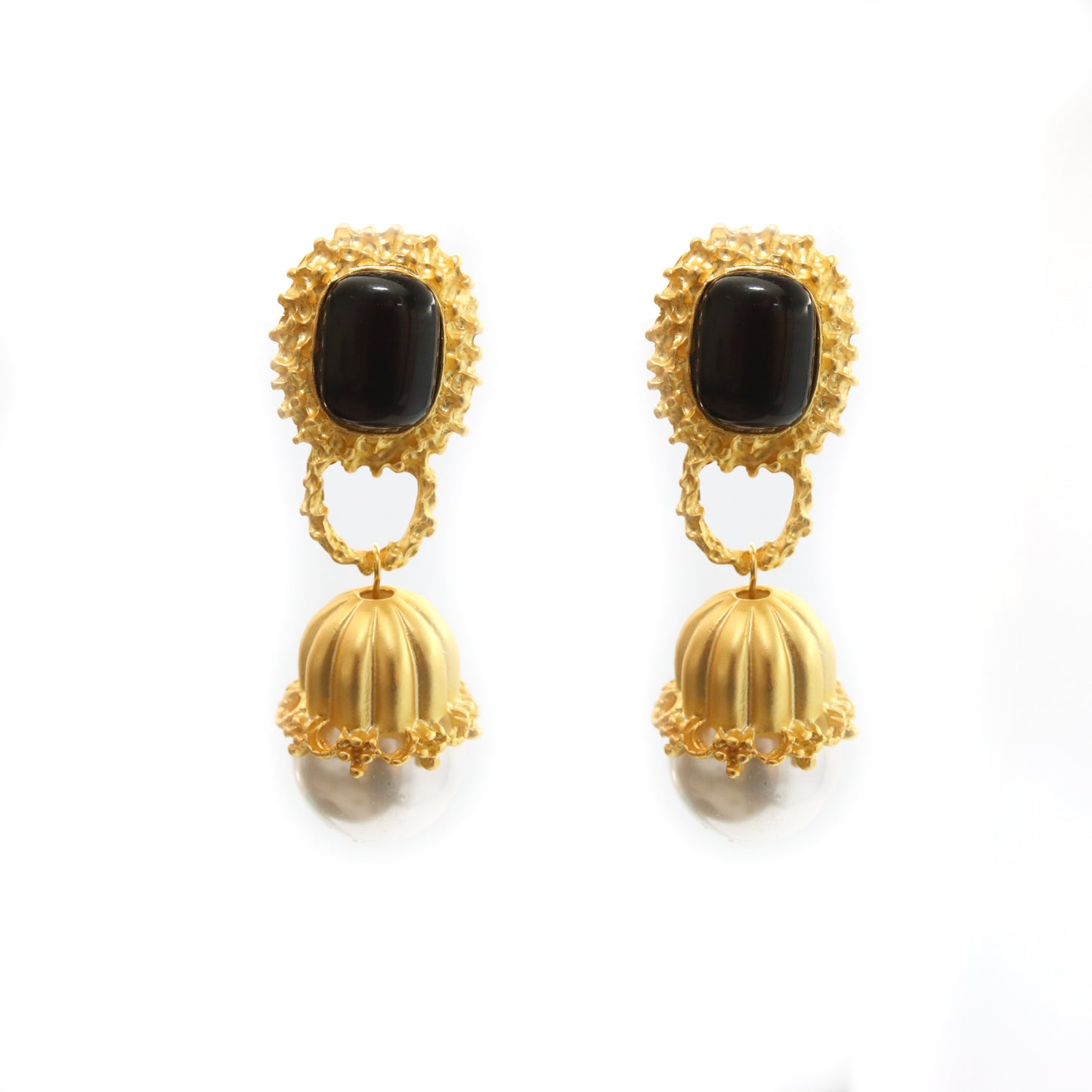 Aretes Majestuosos Piedra Negra y Perla con Marco Dorado