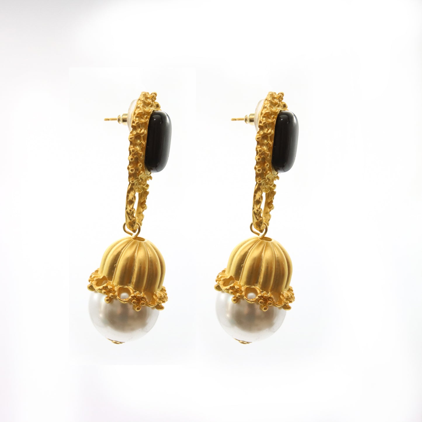 Aretes Majestuosos Piedra Negra y Perla con Marco Dorado