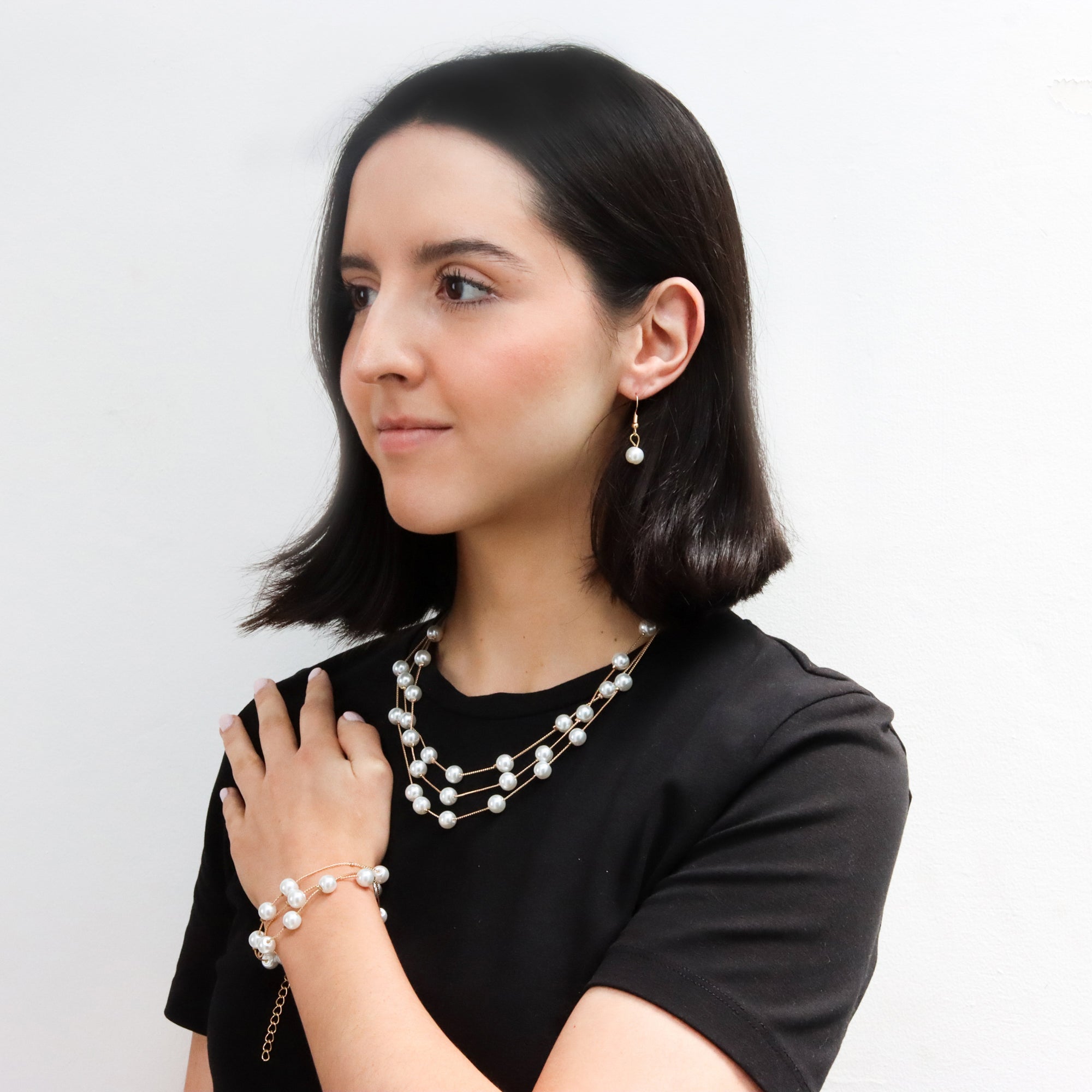 Set collar, aretes y pulsera de perlas chicas