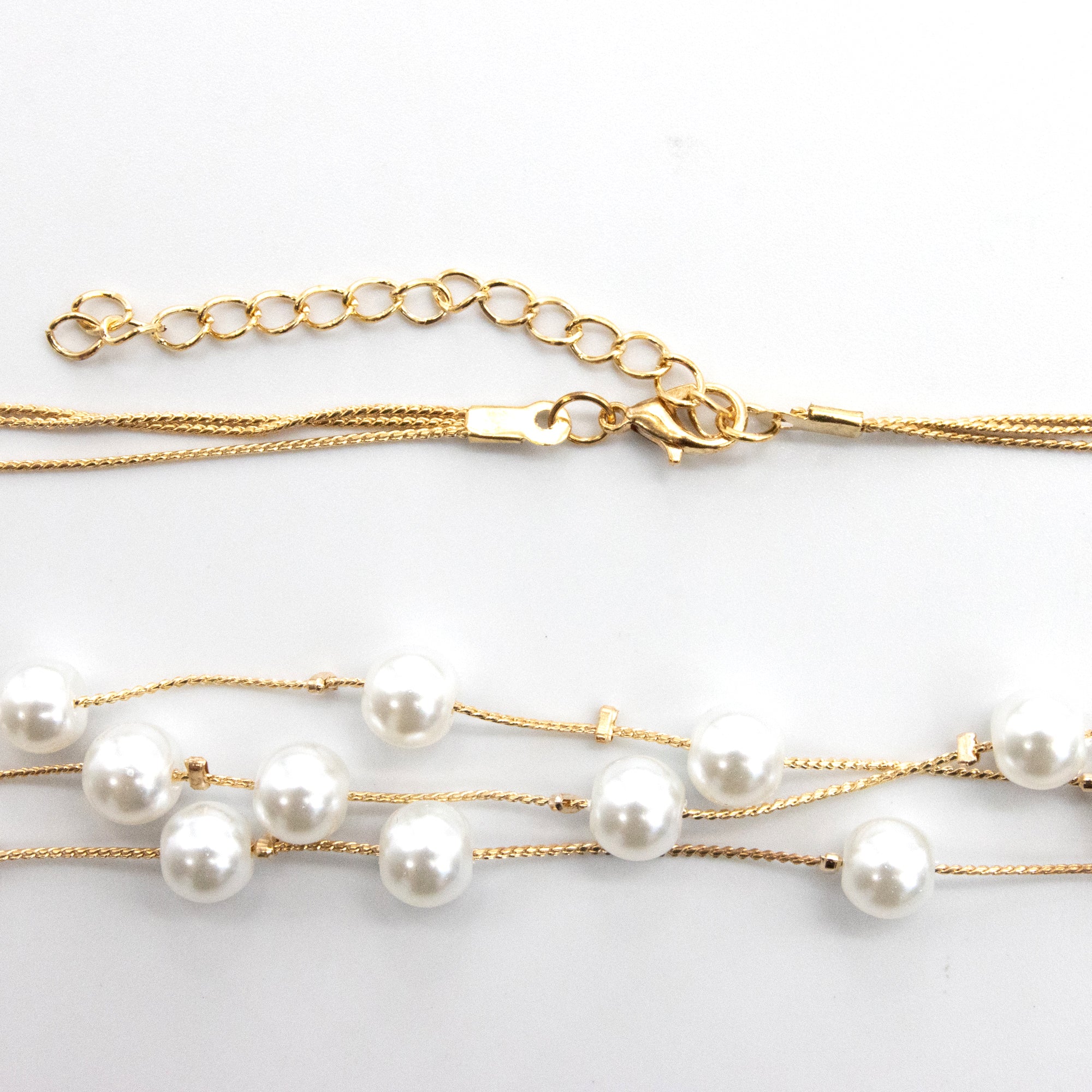 Set collar, aretes y pulsera de perlas chicas