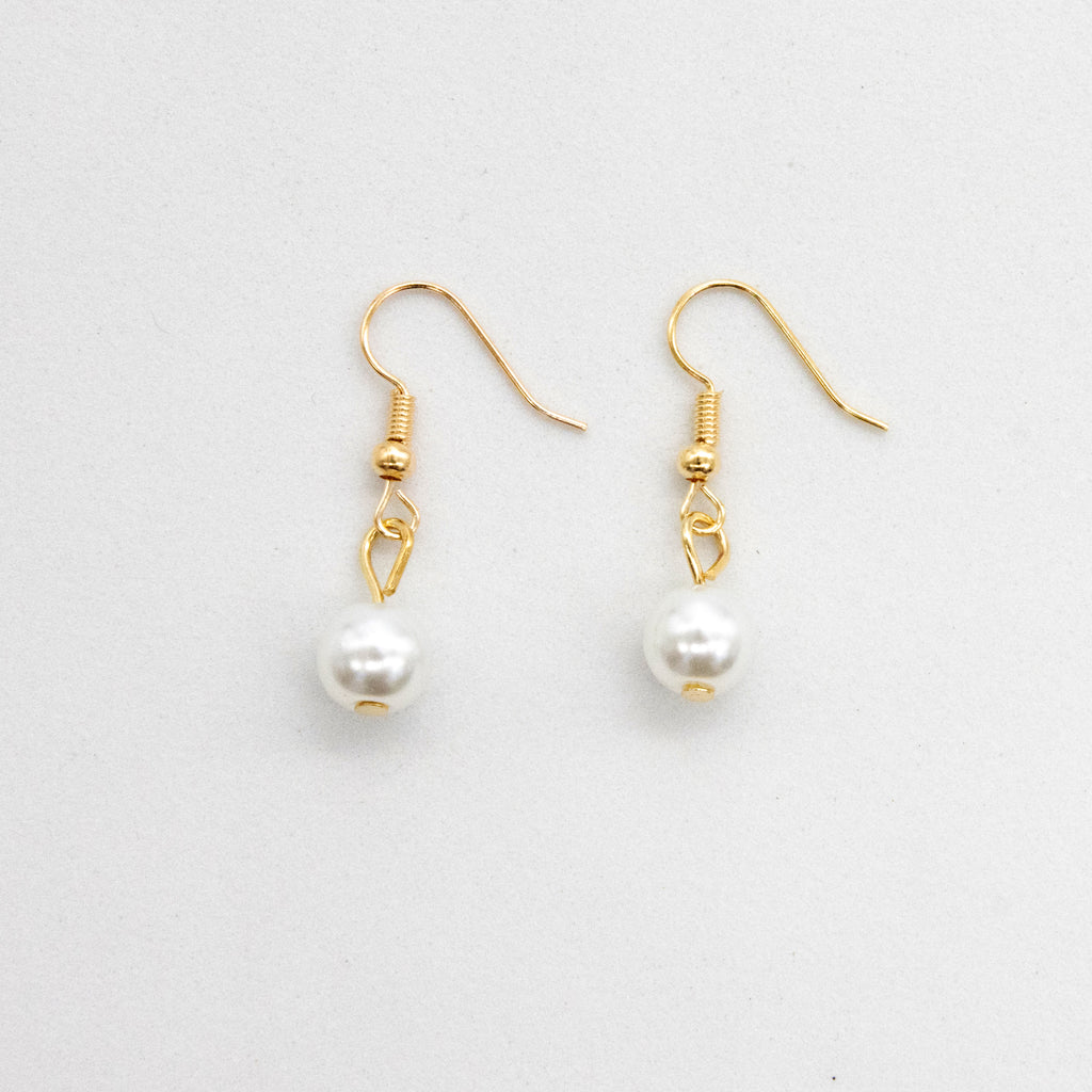 Set collar, aretes y pulsera de perlas chicas