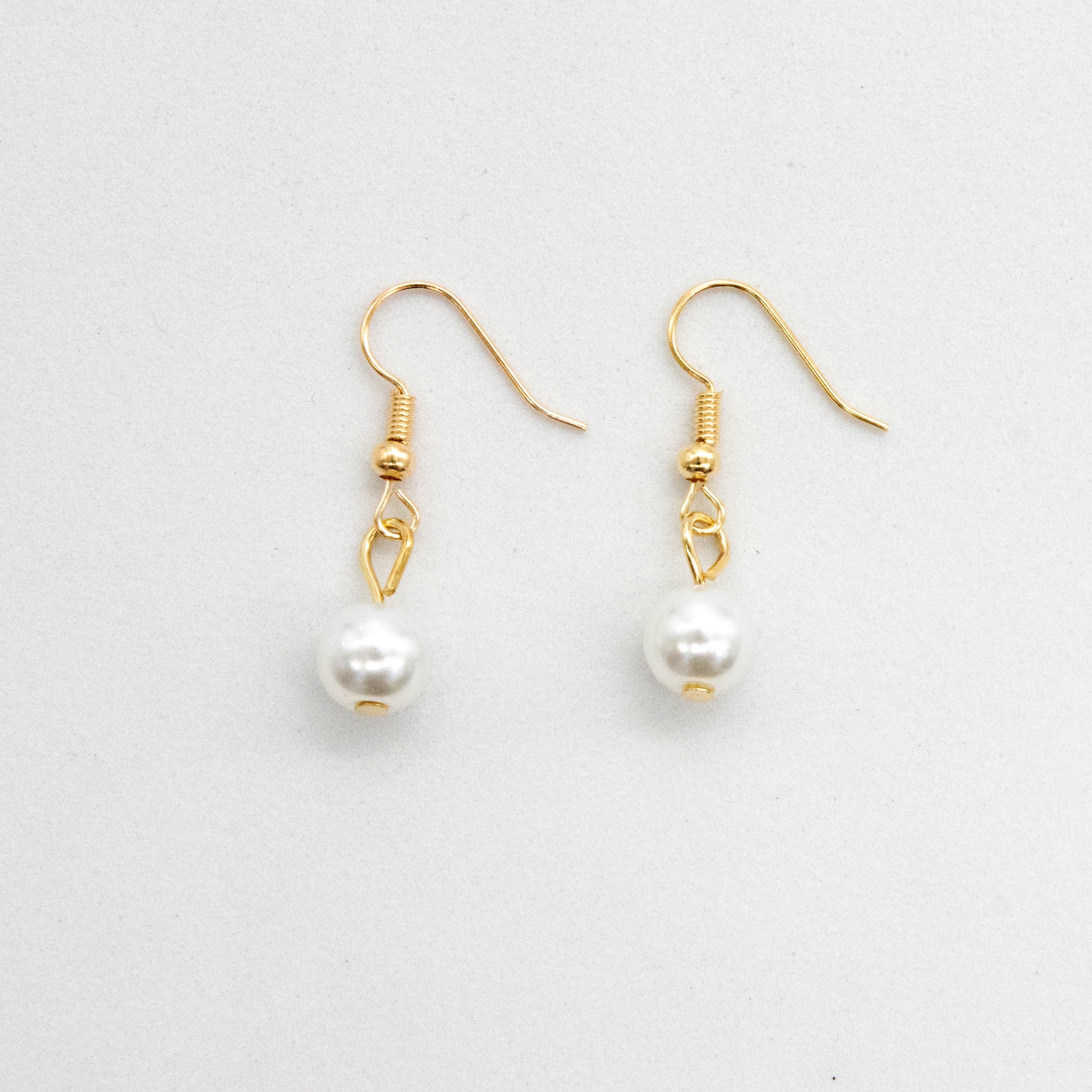 Set collar, aretes y pulsera de perlas chicas