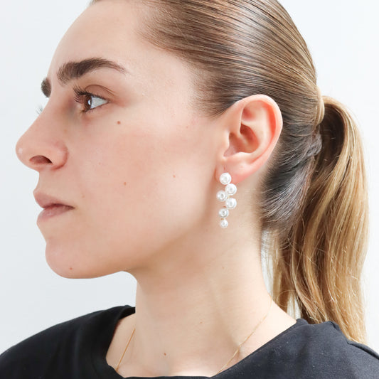Aretes Nube de Perlas Luminosas en Engaste Dorado