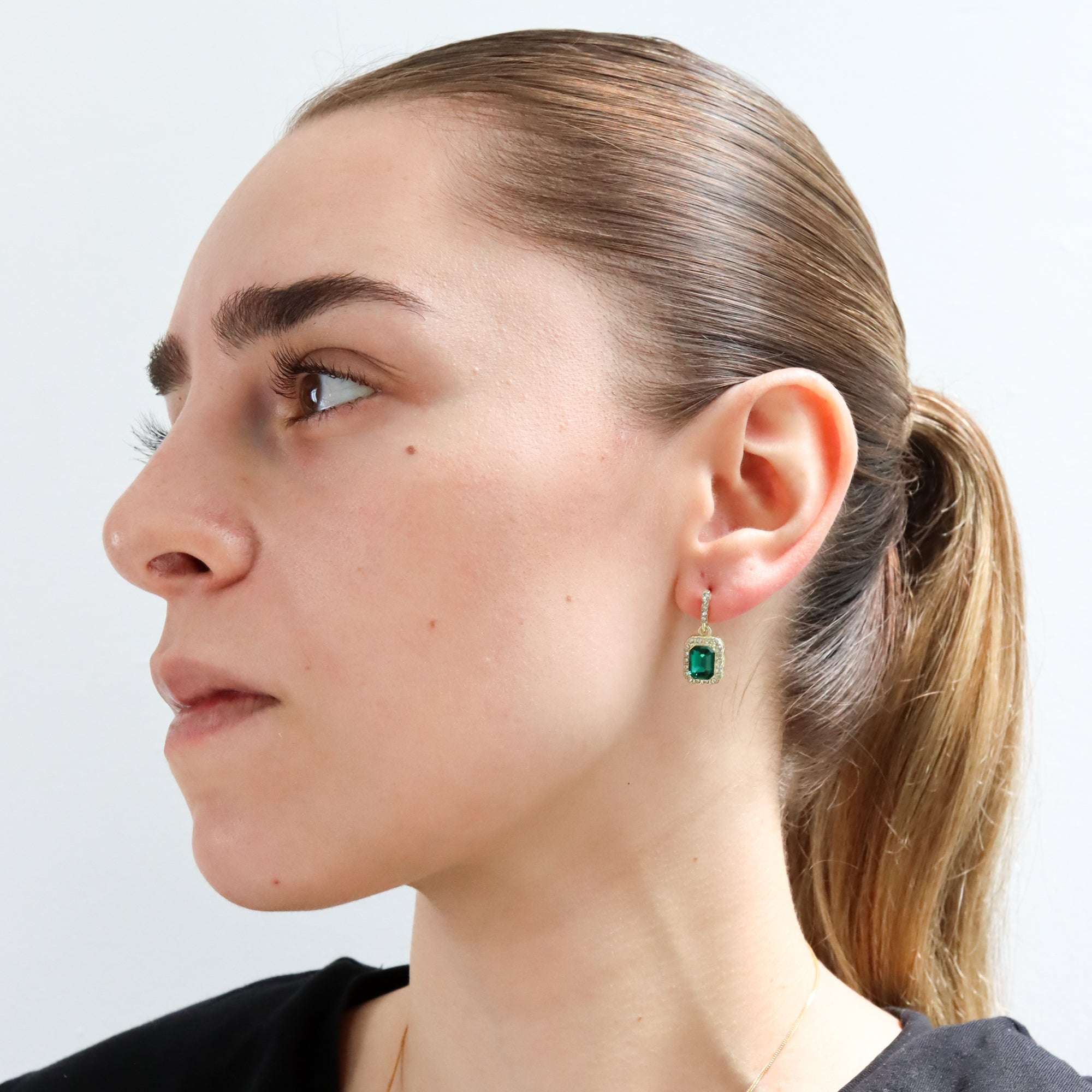 Aretes Destello Verde en Marco de Cristales Luminosos