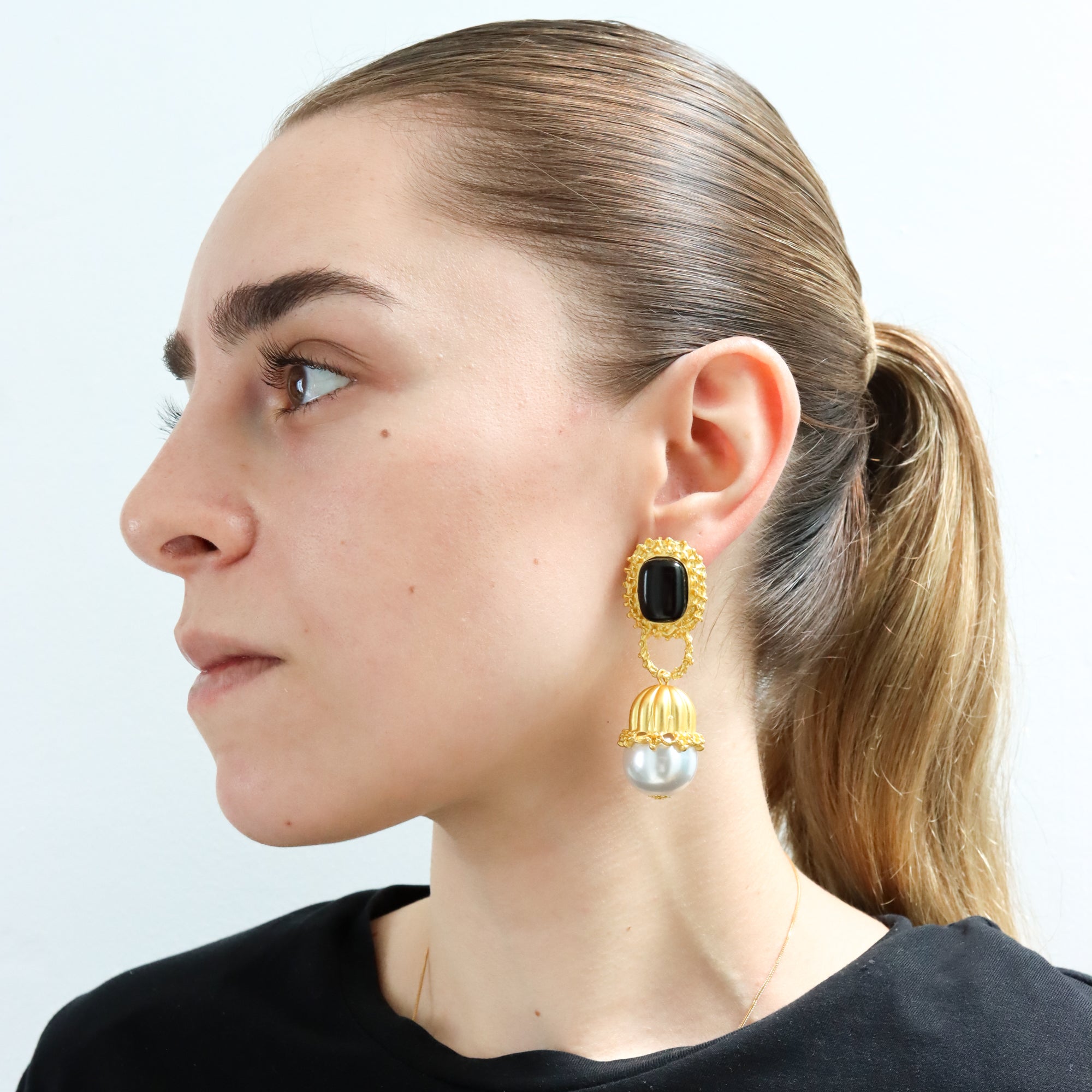 Aretes Majestuosos Piedra Negra y Perla con Marco Dorado