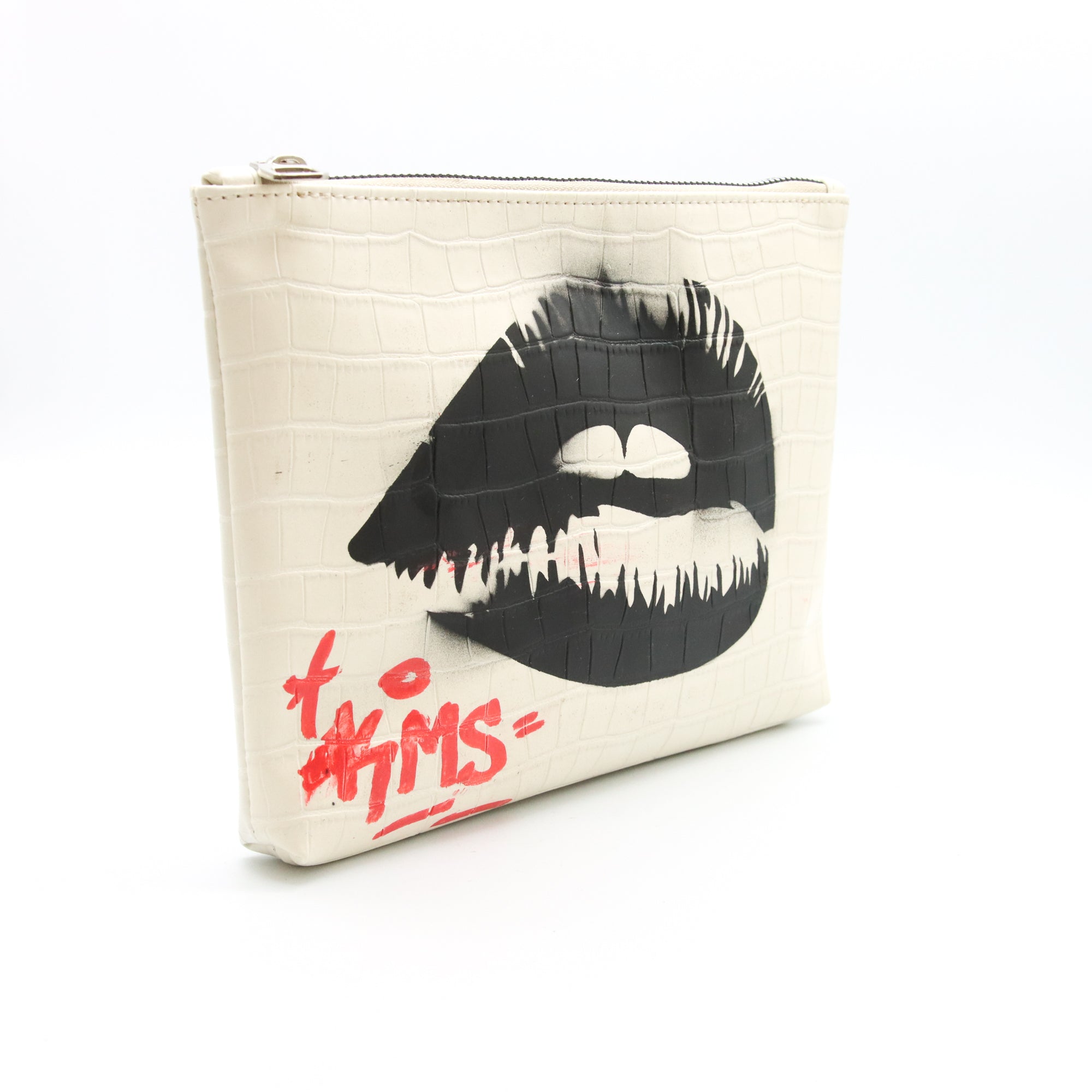Bolsa Artistica tipo sobre "KISS ME"