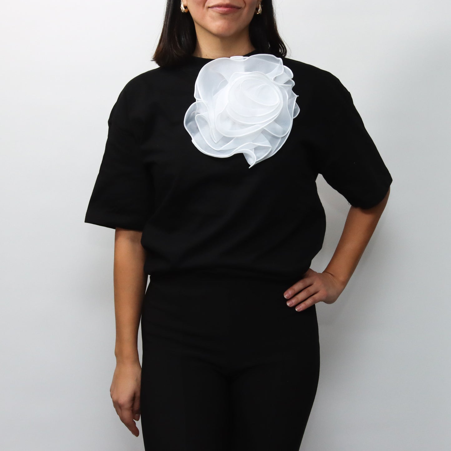 Playera Negra con Flor Blanca