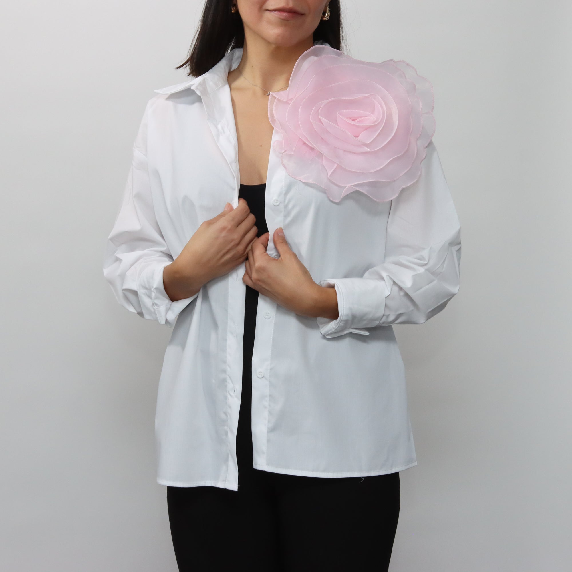 Camisa Blanca con Flor Rosa