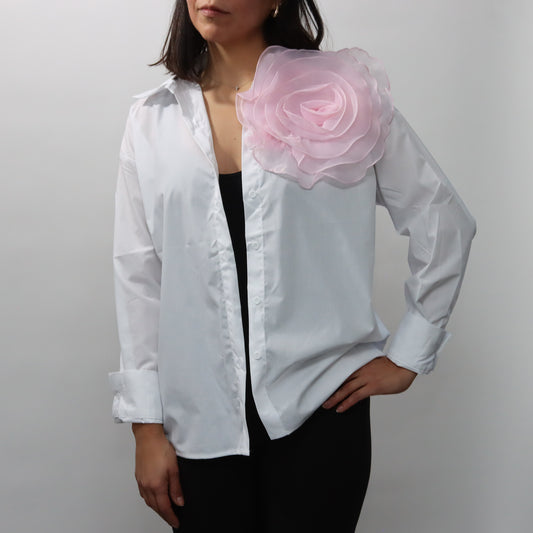 Camisa Blanca con Flor Rosa