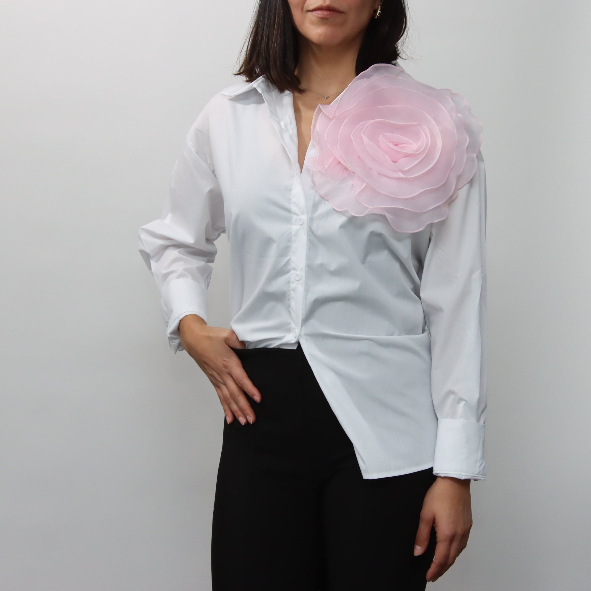 Camisa Blanca con Flor Rosa