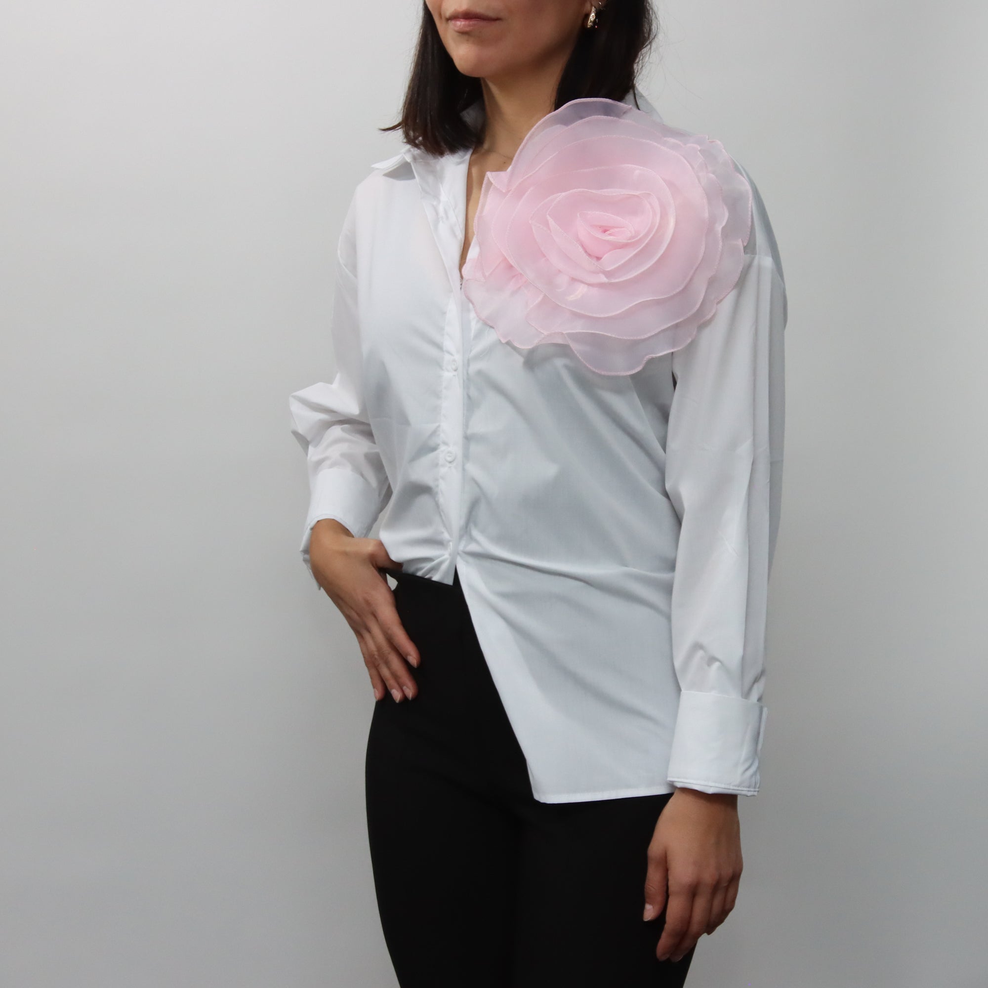 Camisa Blanca con Flor Rosa