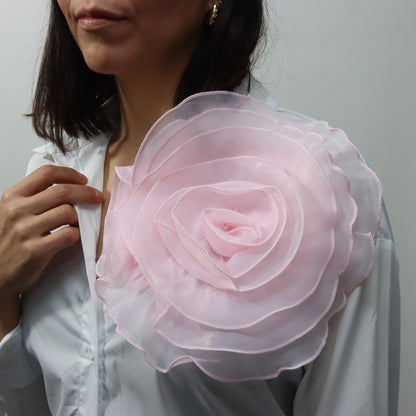 Camisa Blanca con Flor Rosa