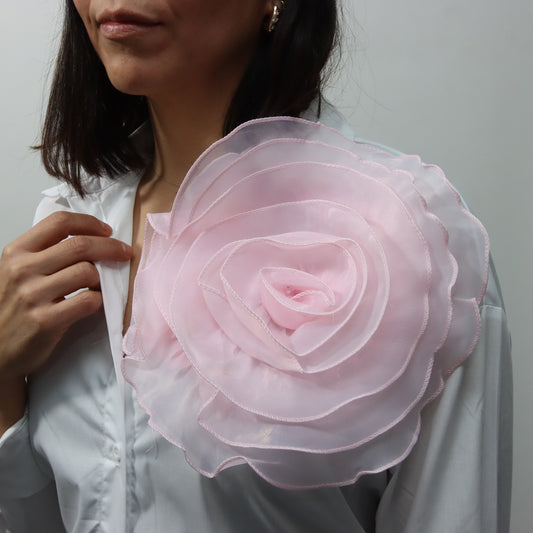 Camisa Blanca con Flor Rosa