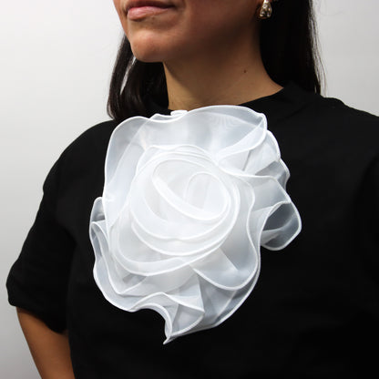Playera Negra con Flor Blanca