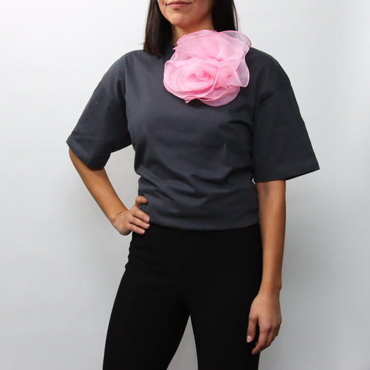 Playera Gris con Flor Rosa