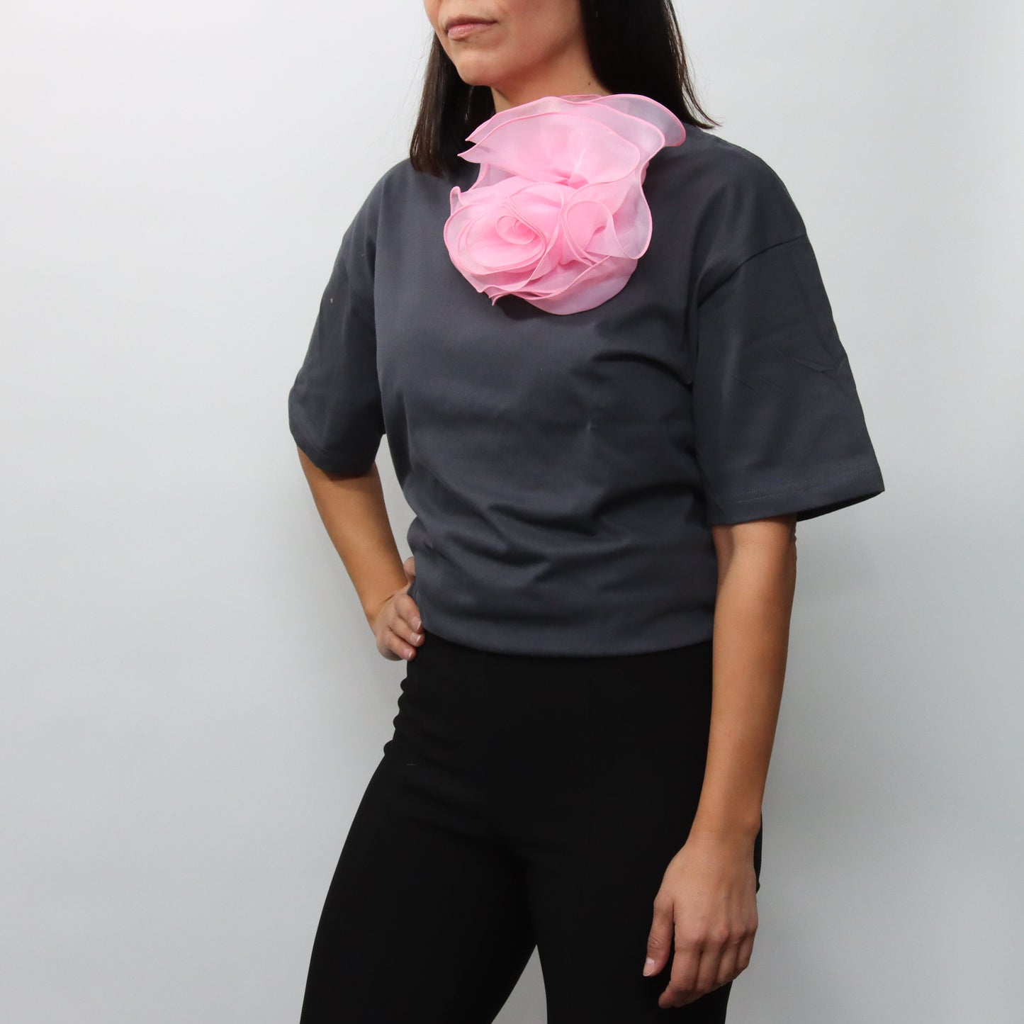 Playera Gris con Flor Rosa