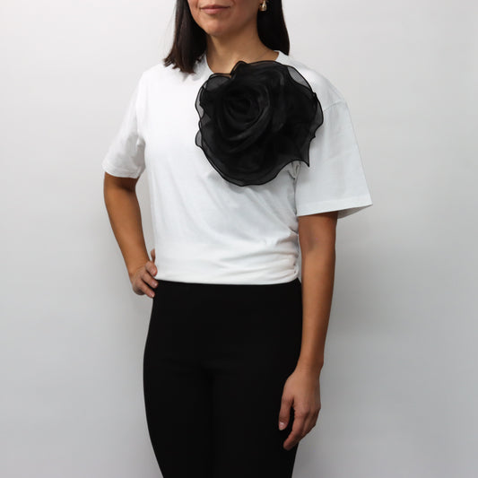 Playera Blanca con Flor Negra